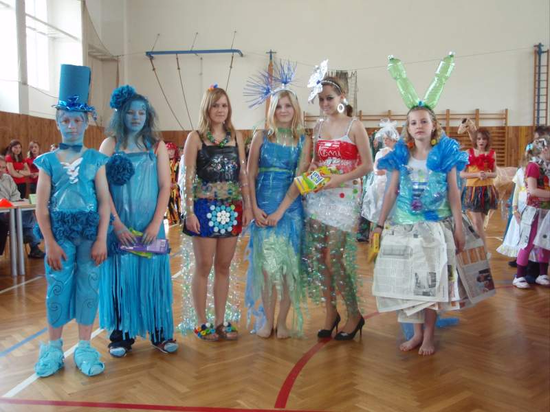 Módní přehlídka kostýmů z recyklovatelných odpadů -celošk. projekt Den Země