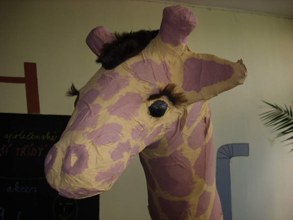 Žirafa vyrobená v rámci celoškolního projektu Den Země
