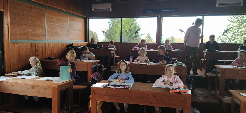 Medvíďátka z II. B objevují kouzlo nové venkovní učebny