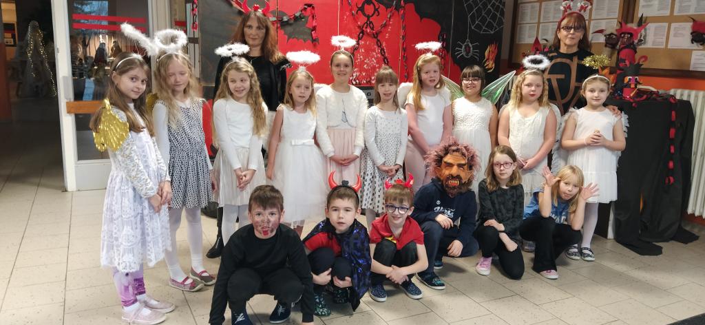 Medvíďata v andělsko-čertovské škole 