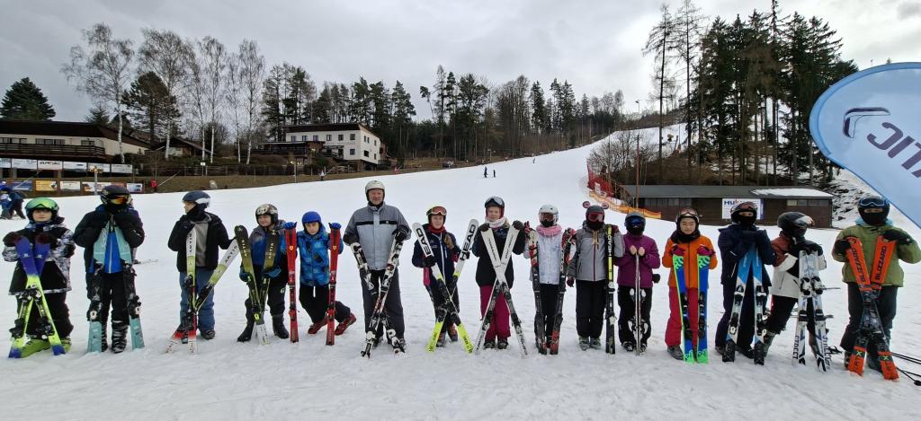 Lyžařský výcvik třídy 7. A na hlinecké sjezdovce