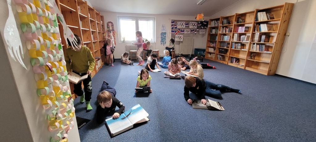 Březen - měsíc knihy u Žirafek (II.A)