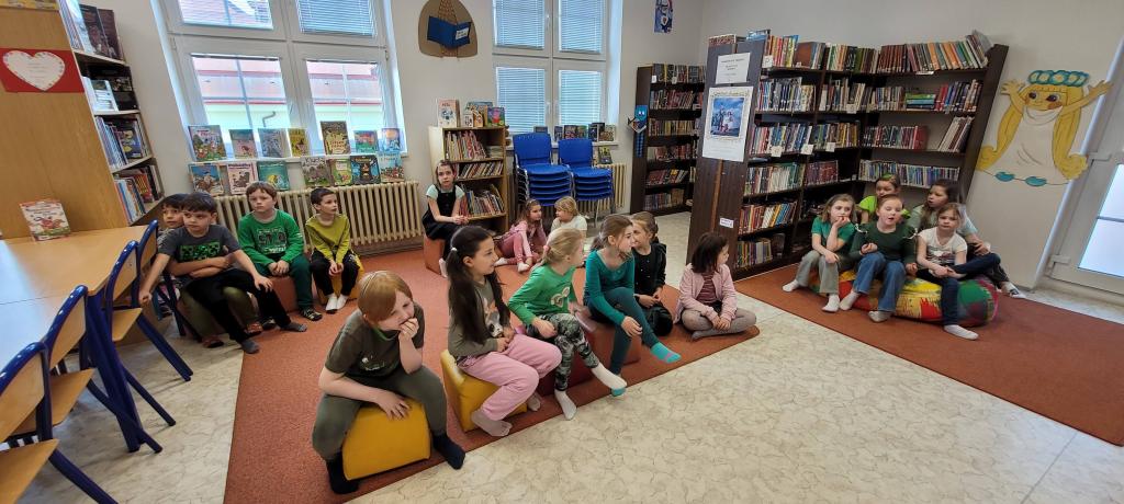 Žirafky v městské knihovně (II.A)