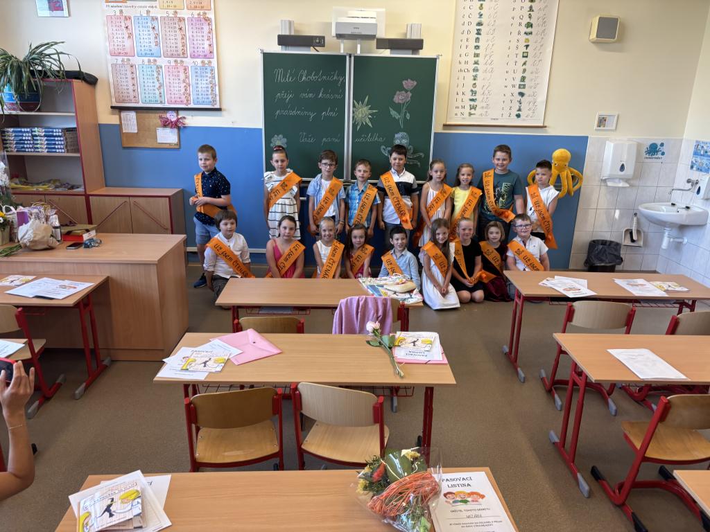 Chobotničky převzaly své první vysvědčení a šerpu čtenáře (I.B)