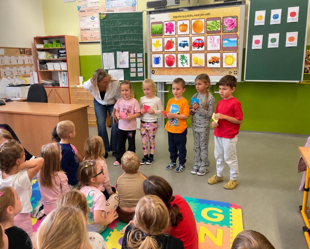 Děti z MŠ Budovatelů a barevná angličtina