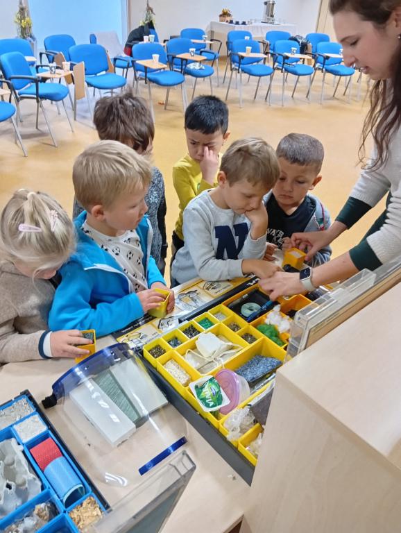 Malí ekologové se učili správně třídit odpad (PT1, PT2)